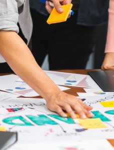 Nutzen Sie Markenforschung, um Ihre Zielgruppe besser zu verstehen und Ihre Markenbotschaft zu optimieren.