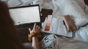 Entdecken Sie Best Practices für barrierefreies UI-Design, um digitale Produkte für alle zugänglich zu machen und rechtliche Anforderungen zu erfüllen.