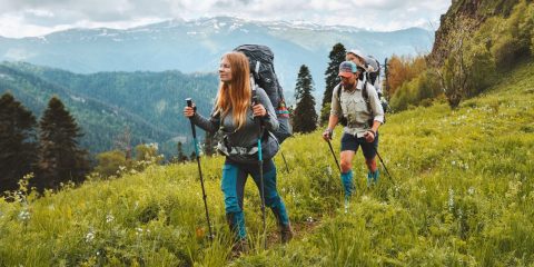 zwei Personen sind am Wandern und reisen nachhaltig